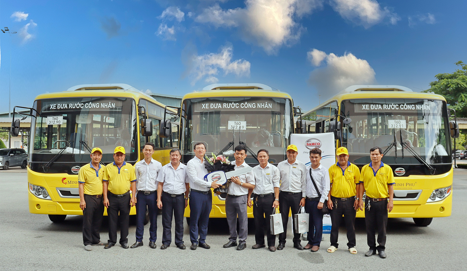 Giám đốc Samco An Lạc trao hoa cho khách hàng